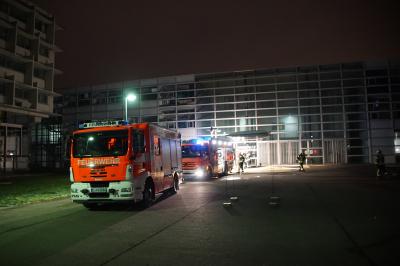 Stuttgart Nord: Brand in Gebaeude sorgt fuer groesseren Feuerwehreinsatz